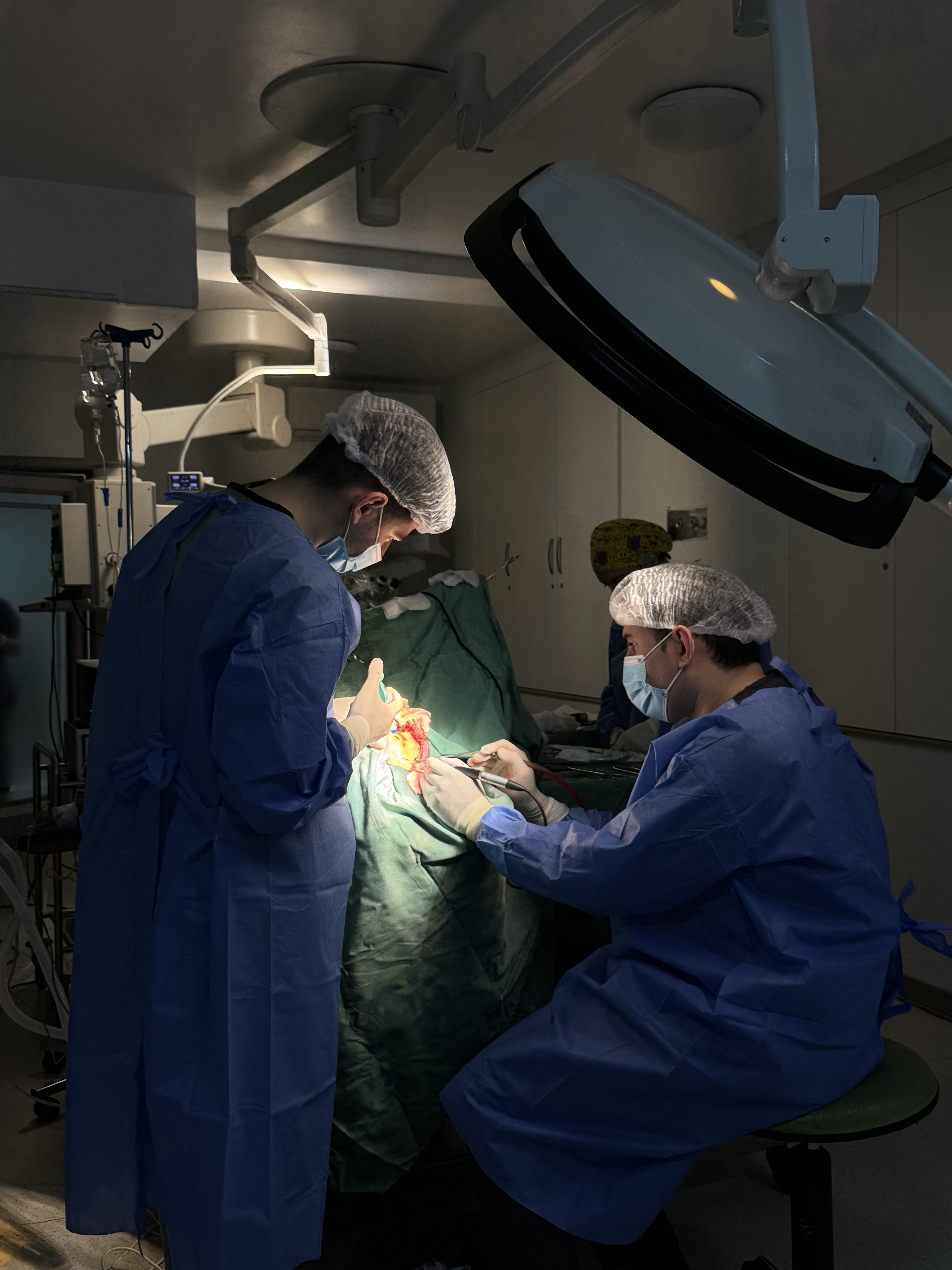 AEOS sistemi Azərbaycana ilk dəfə Medsol MMC tərəfindən gətirildi və Respublika Neyrocərrahiyyə Xəstəxanasında istifadəyə verildi. Yeni qurğu sayəsində artıq ilk əməliyyat uğurla həyata keçirildi.