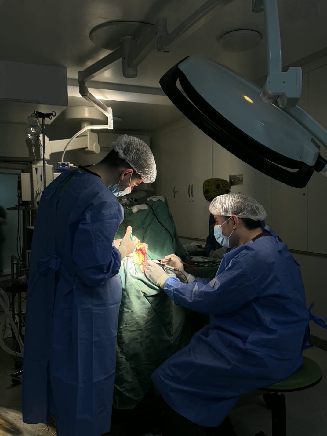 AEOS sistemi Azərbaycana ilk dəfə Medsol MMC tərəfindən gətirildi və Respublika Neyrocərrahiyyə Xəstəxanasında istifadəyə verildi. Yeni qurğu sayəsində artıq ilk əməliyyat uğurla həyata keçirildi. image 1