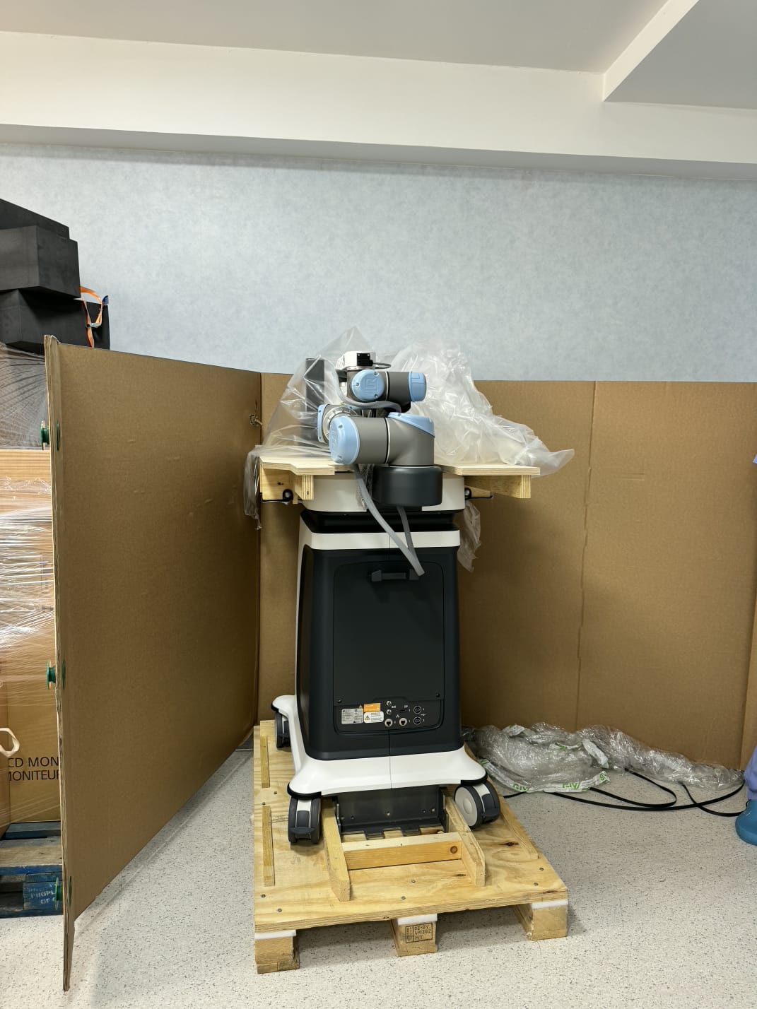 AEOS sistemi Azərbaycana ilk dəfə Medsol MMC tərəfindən gətirildi və Respublika Neyrocərrahiyyə Xəstəxanasında istifadəyə verildi. Yeni qurğu sayəsində artıq ilk əməliyyat uğurla həyata keçirildi. image 2