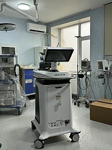 AEOS sistemi Azərbaycana ilk dəfə Medsol MMC tərəfindən gətirildi və Respublika Neyrocərrahiyyə Xəstəxanasında istifadəyə verildi. Yeni qurğu sayəsində artıq ilk əməliyyat uğurla həyata keçirildi. thumbnail 4