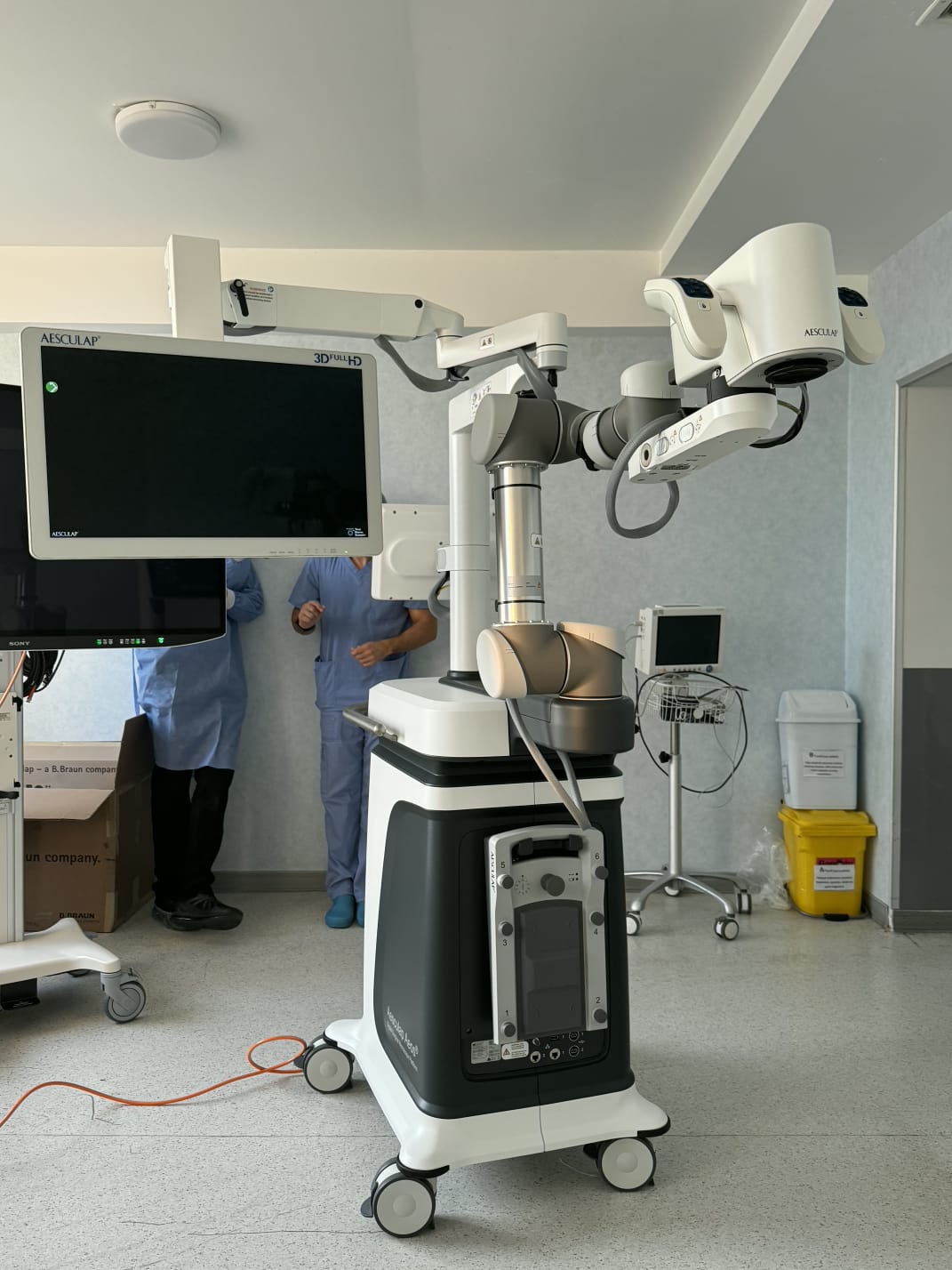 AEOS sistemi Azərbaycana ilk dəfə Medsol MMC tərəfindən gətirildi və Respublika Neyrocərrahiyyə Xəstəxanasında istifadəyə verildi. Yeni qurğu sayəsində artıq ilk əməliyyat uğurla həyata keçirildi. image 6