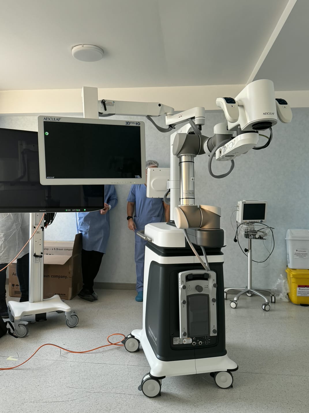 AEOS sistemi Azərbaycana ilk dəfə Medsol MMC tərəfindən gətirildi və Respublika Neyrocərrahiyyə Xəstəxanasında istifadəyə verildi. Yeni qurğu sayəsində artıq ilk əməliyyat uğurla həyata keçirildi. image 7