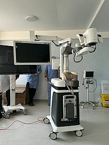 AEOS sistemi Azərbaycana ilk dəfə Medsol MMC tərəfindən gətirildi və Respublika Neyrocərrahiyyə Xəstəxanasında istifadəyə verildi. Yeni qurğu sayəsində artıq ilk əməliyyat uğurla həyata keçirildi. thumbnail 7