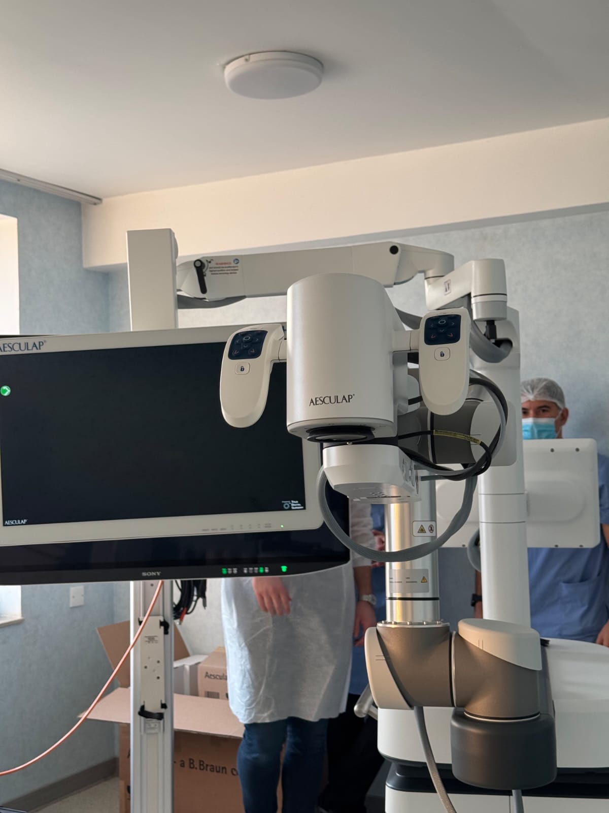 AEOS sistemi Azərbaycana ilk dəfə Medsol MMC tərəfindən gətirildi və Respublika Neyrocərrahiyyə Xəstəxanasında istifadəyə verildi. Yeni qurğu sayəsində artıq ilk əməliyyat uğurla həyata keçirildi. image 8