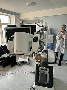 AEOS sistemi Azərbaycana ilk dəfə Medsol MMC tərəfindən gətirildi və Respublika Neyrocərrahiyyə Xəstəxanasında istifadəyə verildi. Yeni qurğu sayəsində artıq ilk əməliyyat uğurla həyata keçirildi. thumbnail 9