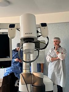 AEOS sistemi Azərbaycana ilk dəfə Medsol MMC tərəfindən gətirildi və Respublika Neyrocərrahiyyə Xəstəxanasında istifadəyə verildi. Yeni qurğu sayəsində artıq ilk əməliyyat uğurla həyata keçirildi. thumbnail 10