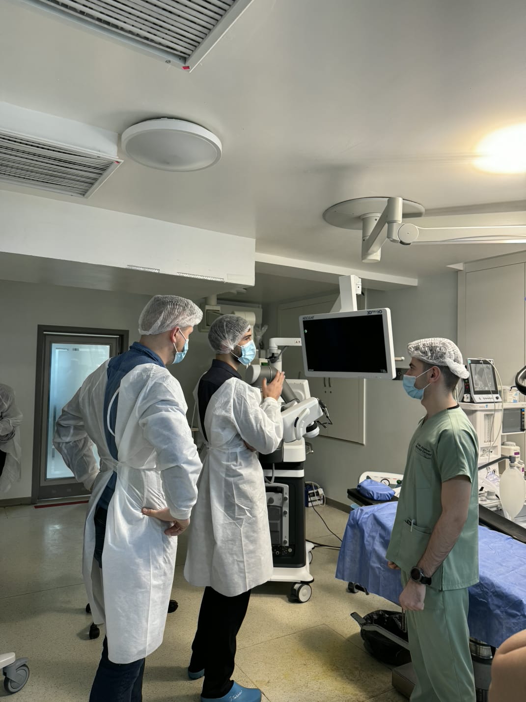 AEOS sistemi Azərbaycana ilk dəfə Medsol MMC tərəfindən gətirildi və Respublika Neyrocərrahiyyə Xəstəxanasında istifadəyə verildi. Yeni qurğu sayəsində artıq ilk əməliyyat uğurla həyata keçirildi. image 11