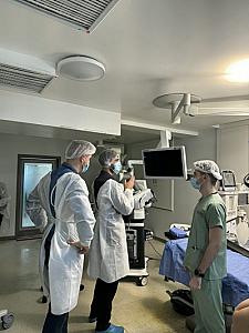 AEOS sistemi Azərbaycana ilk dəfə Medsol MMC tərəfindən gətirildi və Respublika Neyrocərrahiyyə Xəstəxanasında istifadəyə verildi. Yeni qurğu sayəsində artıq ilk əməliyyat uğurla həyata keçirildi. thumbnail 11