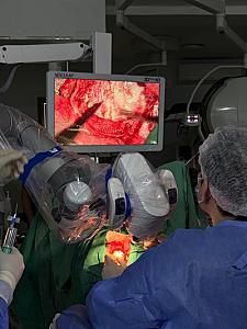 AEOS sistemi Azərbaycana ilk dəfə Medsol MMC tərəfindən gətirildi və Respublika Neyrocərrahiyyə Xəstəxanasında istifadəyə verildi. Yeni qurğu sayəsində artıq ilk əməliyyat uğurla həyata keçirildi. thumbnail 13