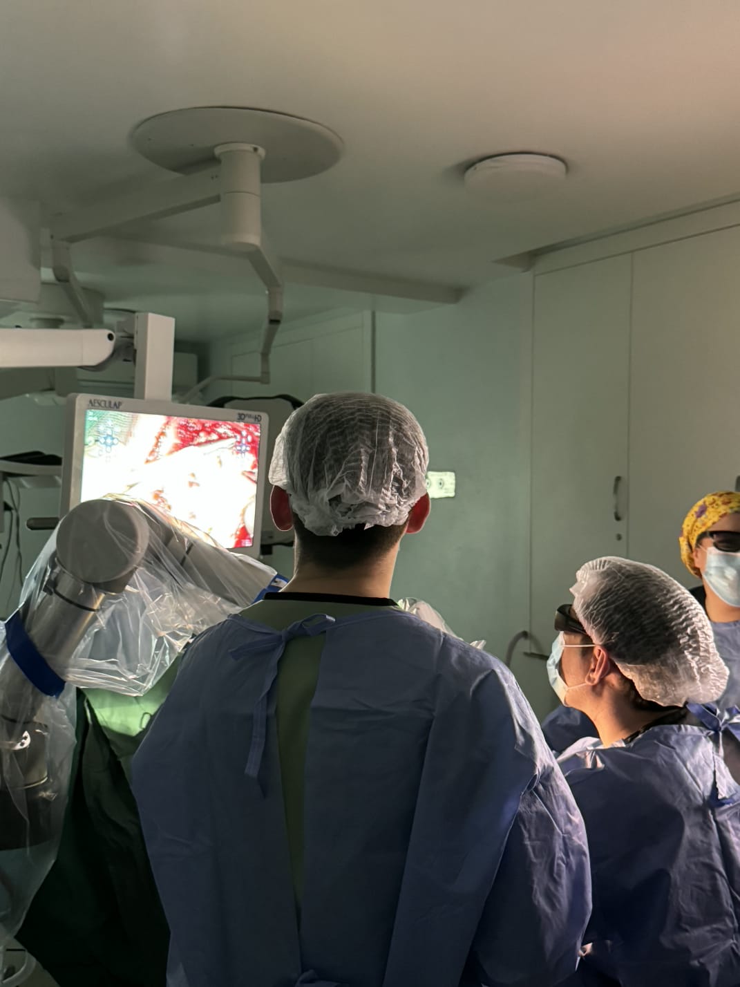 AEOS sistemi Azərbaycana ilk dəfə Medsol MMC tərəfindən gətirildi və Respublika Neyrocərrahiyyə Xəstəxanasında istifadəyə verildi. Yeni qurğu sayəsində artıq ilk əməliyyat uğurla həyata keçirildi. image 14