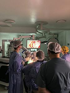 AEOS sistemi Azərbaycana ilk dəfə Medsol MMC tərəfindən gətirildi və Respublika Neyrocərrahiyyə Xəstəxanasında istifadəyə verildi. Yeni qurğu sayəsində artıq ilk əməliyyat uğurla həyata keçirildi. thumbnail 15