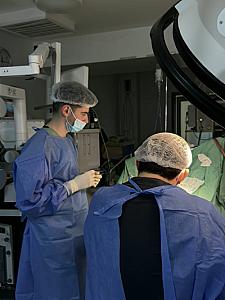 AEOS sistemi Azərbaycana ilk dəfə Medsol MMC tərəfindən gətirildi və Respublika Neyrocərrahiyyə Xəstəxanasında istifadəyə verildi. Yeni qurğu sayəsində artıq ilk əməliyyat uğurla həyata keçirildi. thumbnail 18