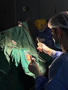 AEOS sistemi Azərbaycana ilk dəfə Medsol MMC tərəfindən gətirildi və Respublika Neyrocərrahiyyə Xəstəxanasında istifadəyə verildi. Yeni qurğu sayəsində artıq ilk əməliyyat uğurla həyata keçirildi. thumbnail 19